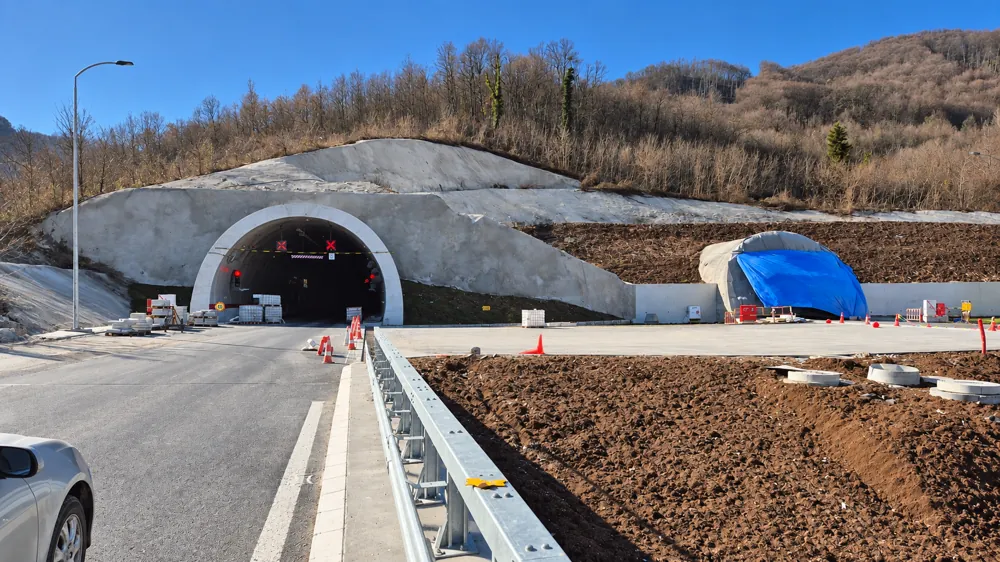 Tunel Laz — upravljačka oprema